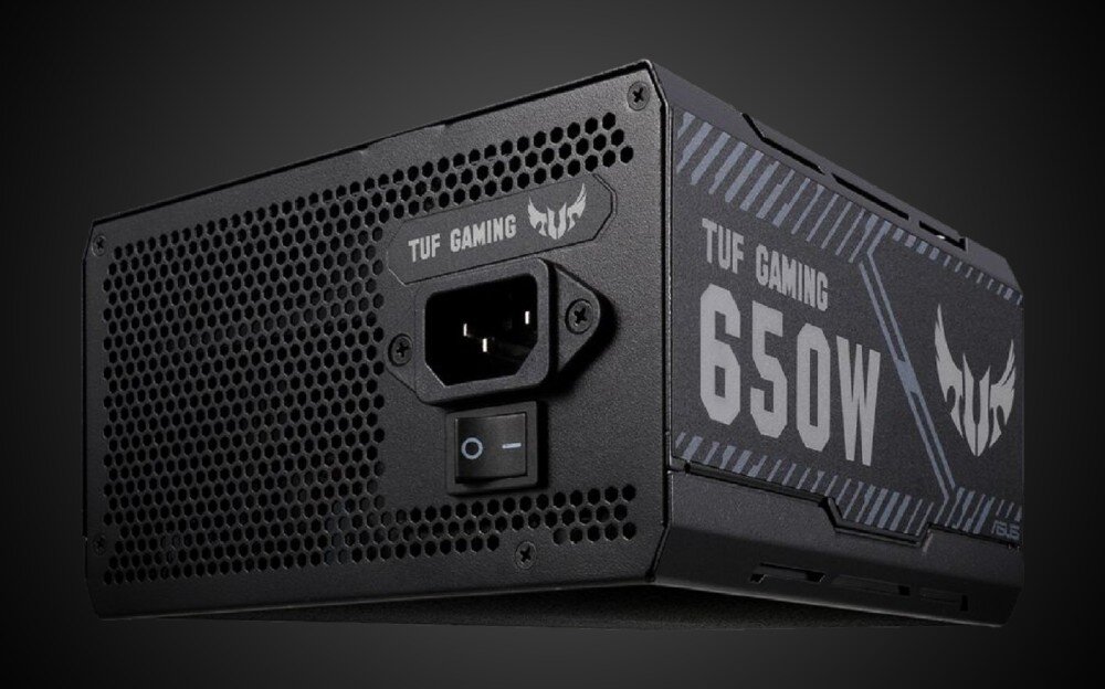 Komputer MAD DOG KRUX-EXO-A05WR32WH Zasilacz komputerowy z napisem 'TUF GAMING 650W', widok od strony gniazda zasilającego i włącznika, na czarnym tle, zasilacz, moc, sprawność, zabezpieczenia, certyfikat