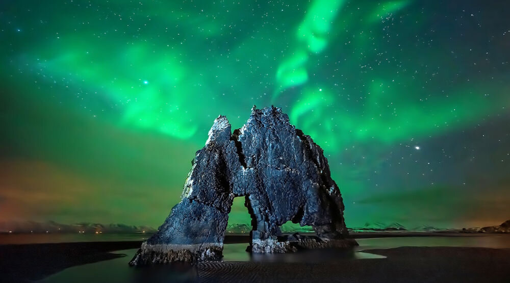 Monitor ACER Nitro KG251QX0BIIP 24.5 cala 1920x1080px 200Hz 2 ms [GTG] prezentacja HDR10 pokazanie jasności wielki nieregularny kamień w tle zorza polarna 99% palety sRGB HDR10 realistyczne intensywne kolory immersja przyjemny dla oka obraz