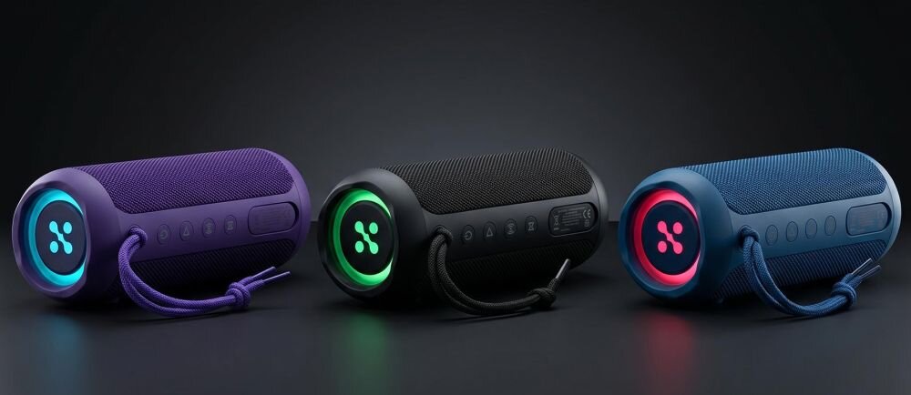 Trzy przenośne głośniki w kolorach fioletowym, czarnym i niebieskim, każdy z podświetlanym panelem kontrolnym i logo w kształcie trzech połączonych kropek. Głośniki mają sznurek do przenoszenia i przyciski funkcyjne na obudowie.