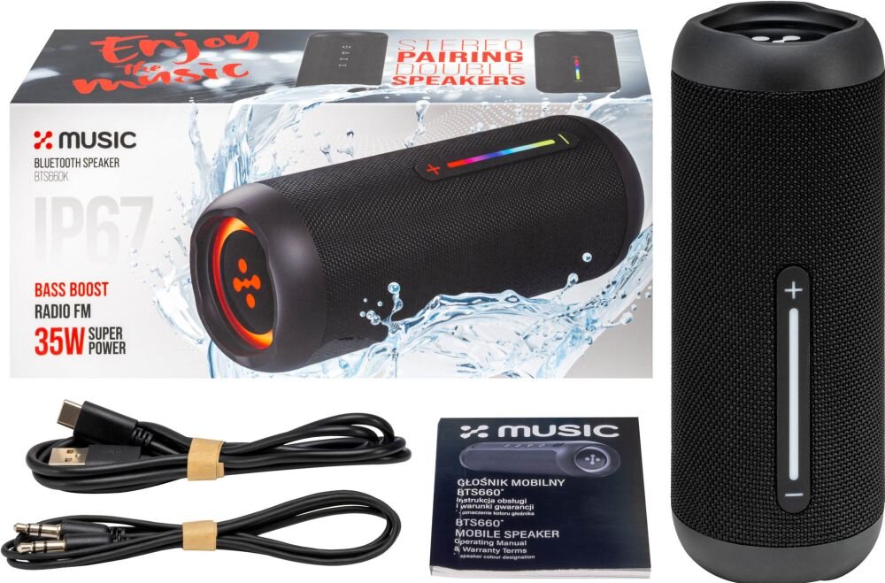 Na obrazie znajduje się czarny głośnik mobilny z widocznym panelem sterowania oraz opakowanie z napisem \'MUSIC BLUETOOTH SPEAKER BTS660X\'. Obok leżą dwa kable oraz instrukcja obsługi z napisem \'GŁOŚNIK MOBILNY BTS660\'.