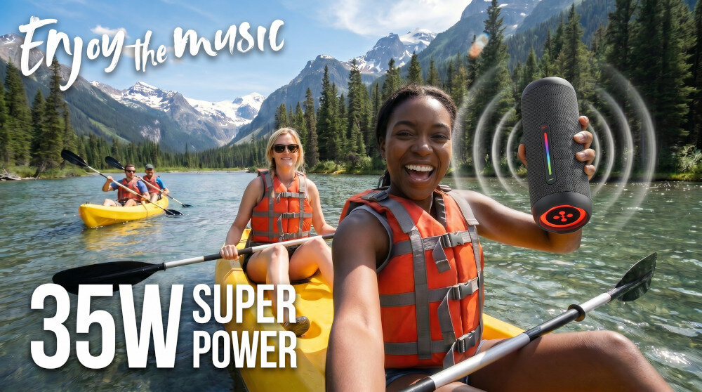 Osoby w kajakach na rzece w otoczeniu gór, jedna z nich trzyma czarny głośnik mobilny. Na obrazie widoczny jest tekst: \'Enjoy the music 35W SUPER POWER\'.