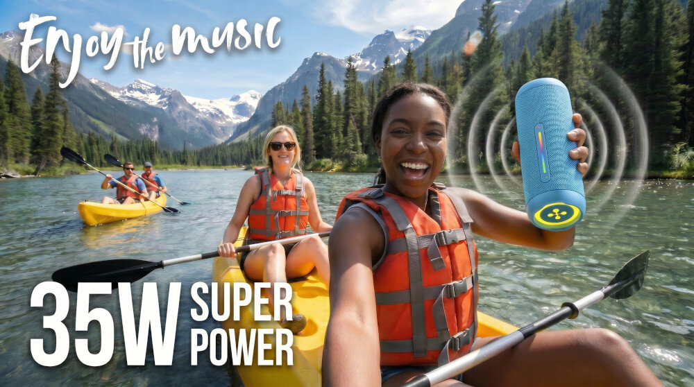 Osoby w kajakach na rzece w otoczeniu gór i lasów, jedna z nich trzyma niebieski głośnik. Na obrazie widoczny jest tekst: \'Enjoy the music\' oraz \'35W SUPER POWER\'.