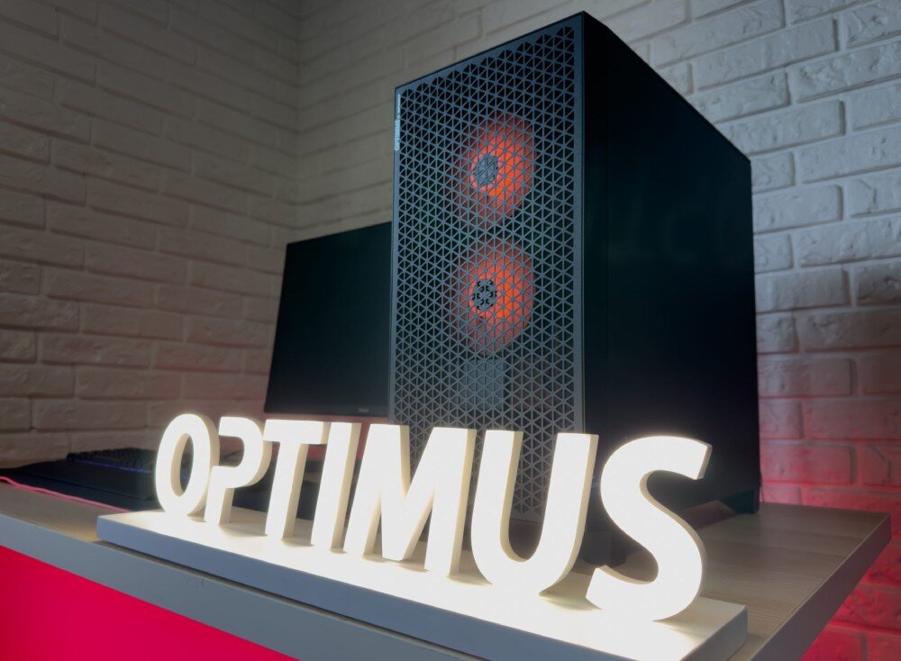 Komputer OPTIMUS E-Sport GB760T-CR16 Czarna obudowa komputerowa od przodu z trzema włączonymi wentylatorami ARGB i podświetlanym logo OPTIMUS z przodu, na biurku, podzespoły, przeznaczenie