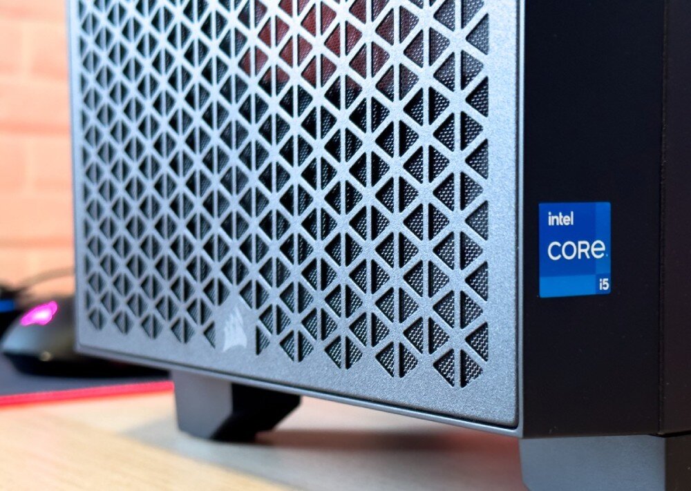 Komputer OPTIMUS E-Sport GB760T-CR16 Przód obudowy komputerowej, zbliżenie na siatkowany front panel i naklejkę intel CORE i5 po prawej stronie na dole, procesor, rdzenie, taktowanie, płyta główna