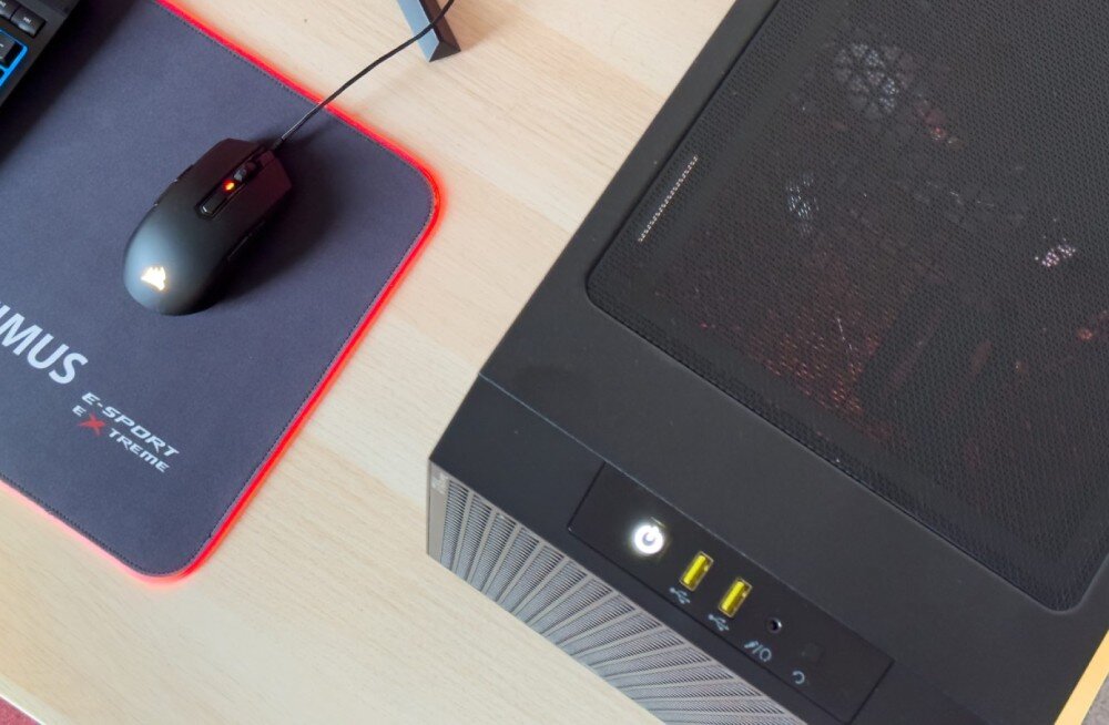 Komputer OPTIMUS E-Sport GB760T-CR16 Góra obudowy komputerowej z przyciskami i portami, myszka komputerowa, podkładka z podświetleniem LED i logiem OPTIMUS, obudowa, wygląd, karta sieciowa