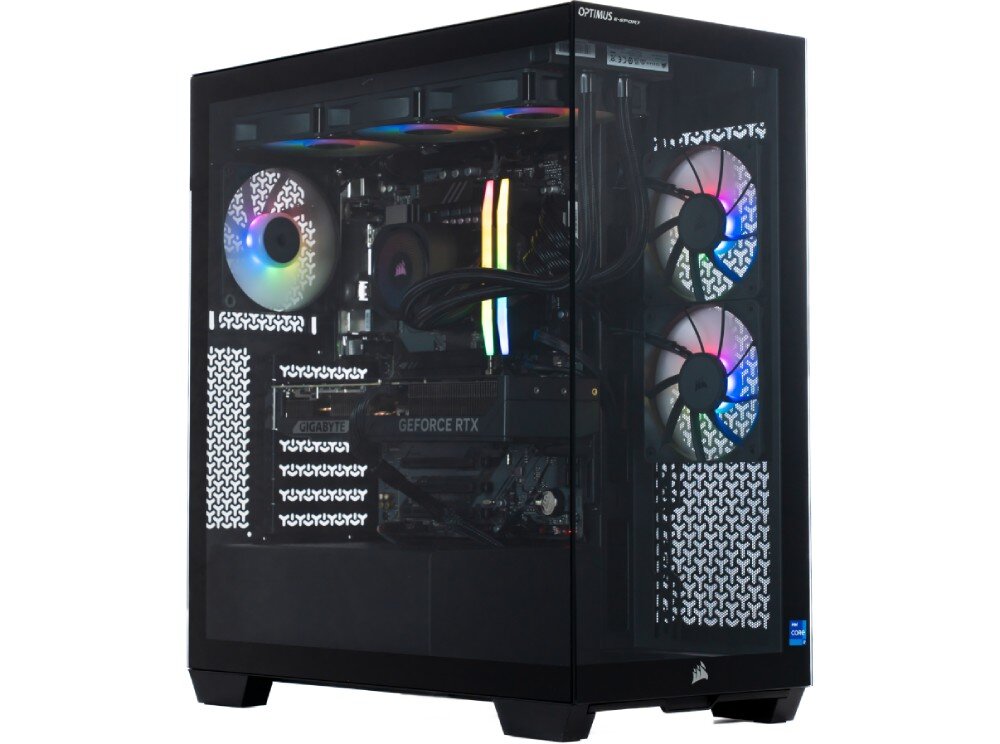 Komputer OPTIMUS E-Sport GB760T-CR17 Komputer stacjonarny w czarnej, przeszklonej z dwóch stron obudowie na białym tle, prezentujący podświetlone wielokolorowo komponenty wewnętrzne, pamięć RAM, dysk