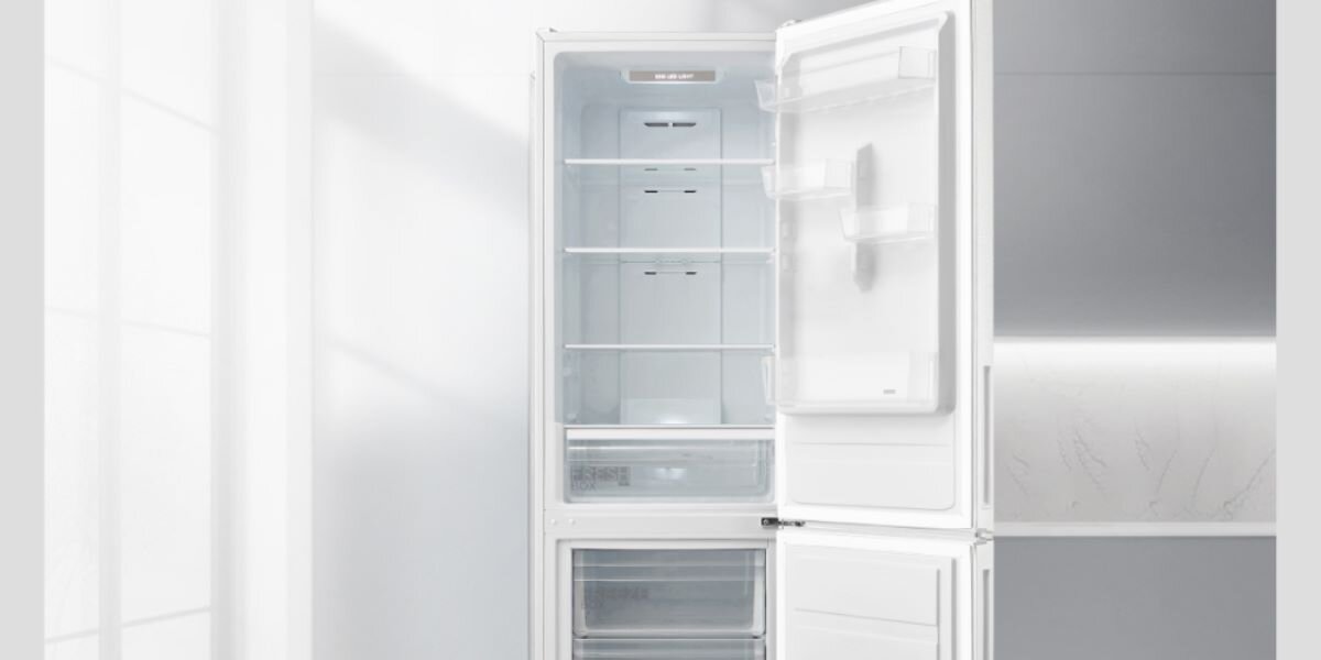 Stylowa, biała lodówka MIDEA MDRB424FGE01OE z klasycznym designem