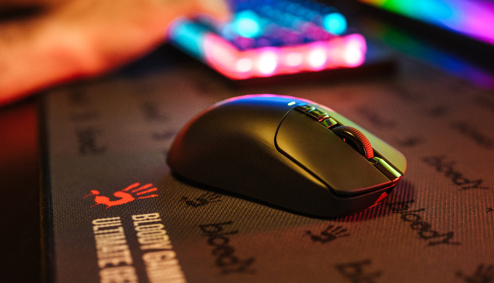 A4TECH Bloody R72 - mysz na podkładce obok klawiatury