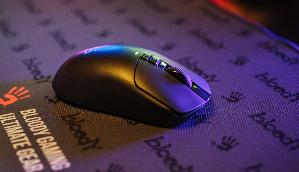 A4TECH Bloody R72 sensor Alpha Engineered 20K rozdzielczości 20 000 CPI, prędkości śledzenia 350 IPS i akceleracji 40G - mysz na podkładce od boku