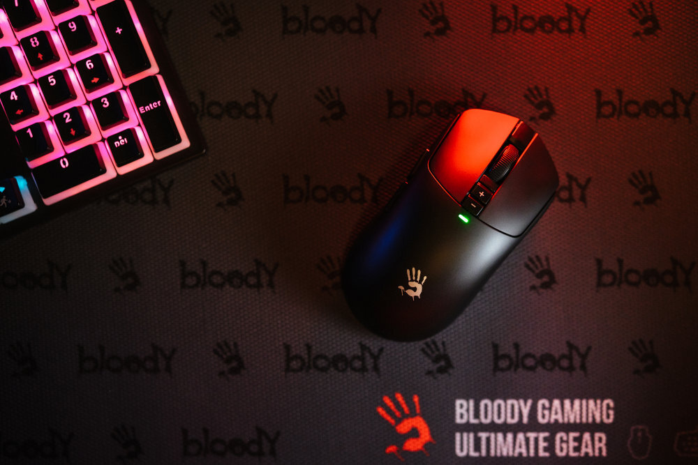 A4TECH Bloody R72 R72 Ultra Duo Renegade odbiornik 2.4G Nano Receiver technologia WaveLink trzykrotnie w ciągu 1 ms - mysz  na biurku od góry