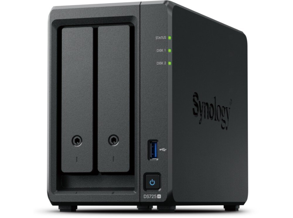 Serwer plików SYNOLOGY DiskStation DS725+ Widok czarnego serwera z dwiema zatokami na dyski, trzema diodami LED, przyciskiem zasilania i portem USB na froncie obudowy, opis