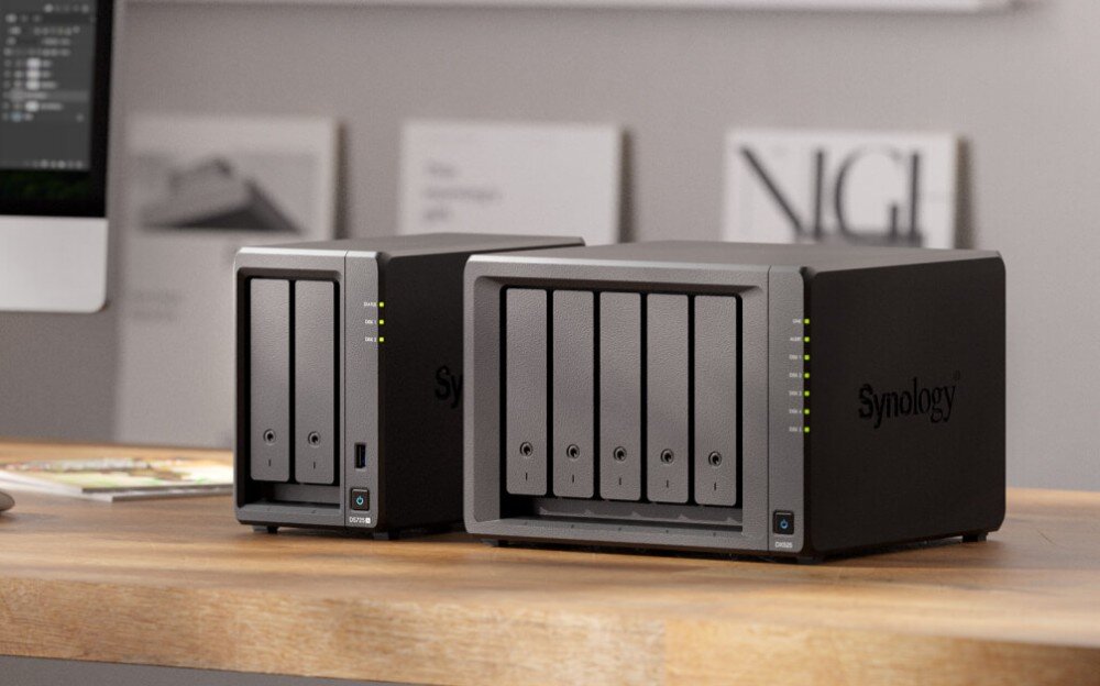 Serwer plików SYNOLOGY DiskStation DS725+ Dwa serwery w podobnym stylu ustawione na biurku obok siebie, mniejszy z dwiema zatokami i większy z pięcioma, procesor, pamięć, zastosowanie