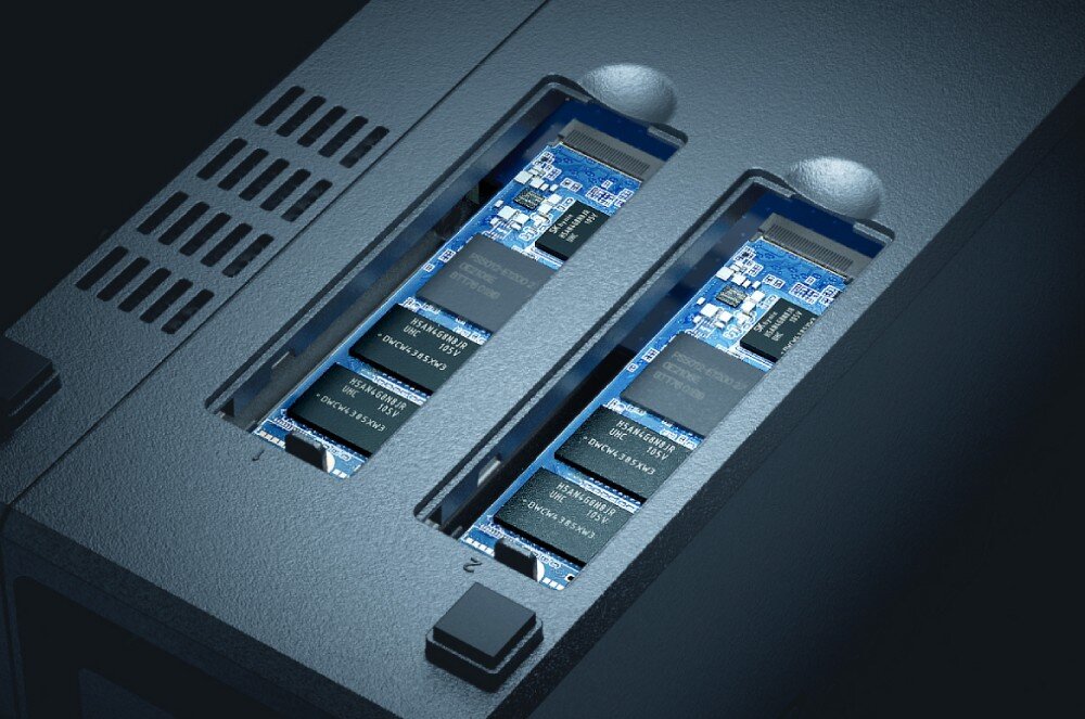 Serwer plików SYNOLOGY DiskStation DS725+ Zbliżenie na dwa gniazda M.2 wewnątrz urządzenia z widocznymi modułami pamięci, dyski, kompatybilność, pojemność