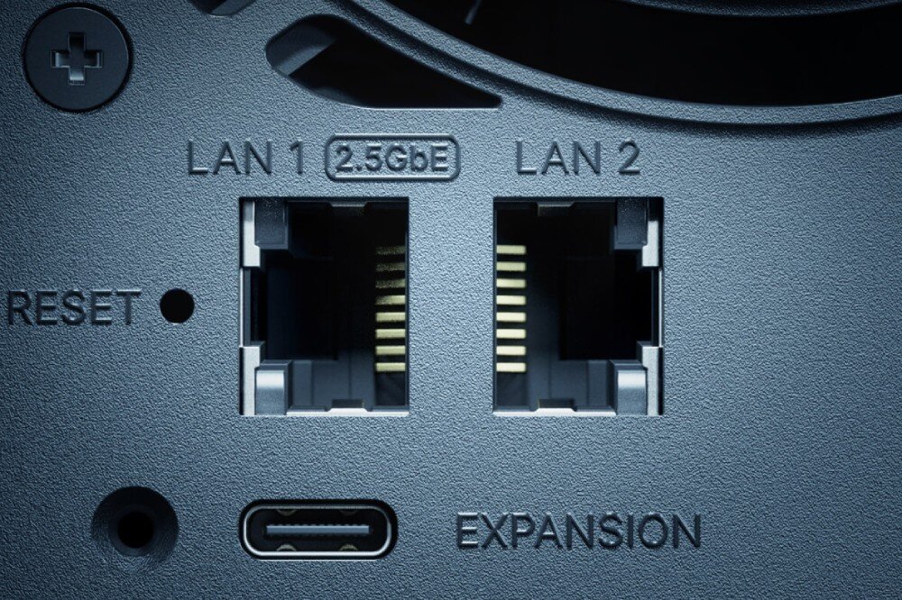 Serwer plików SYNOLOGY DiskStation DS725+ Zbliżenie na tylne porty urządzenia z widocznymi złączami LAN 1, LAN 2 oraz portem oznaczonym jako Expansion, porty LAN, szybkość, sieć