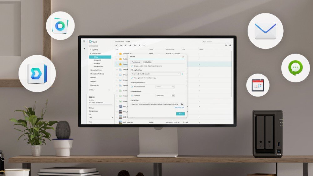 Serwer plików SYNOLOGY DiskStation DS725+ Monitor biurkowy z widocznym interfejsem aplikacji do zarządzania plikami oraz ikonami różnych narzędzi wokół ekranu, system, aplikacje, współpraca