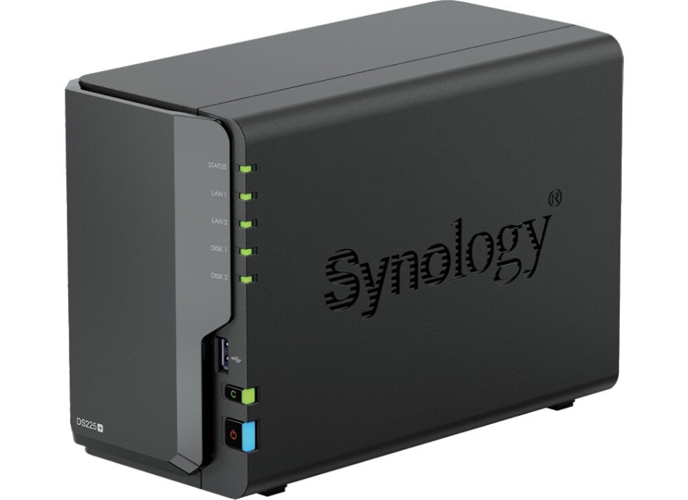 Serwer plików SYNOLOGY DiskStation DS225+ Zbliżenie na czarne urządzenie z napisem 'Synology' z lewej strony, na przednim panelu widoczne są port USB, przyciski i zielone diody sygnalizacyjne, procesor, pamięć, wydajność