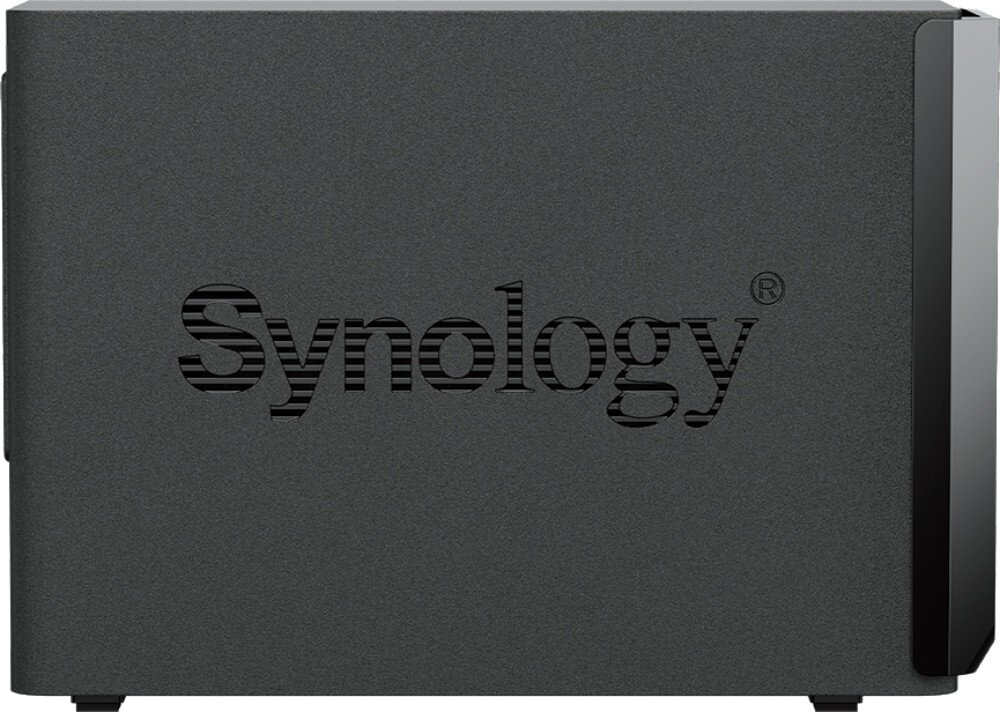 Serwer plików SYNOLOGY DiskStation DS225+ Widok z boku na czarne urządzenie z dużym napisem 'Synology' wyciętym w obudowie, przechowywanie zdjęć