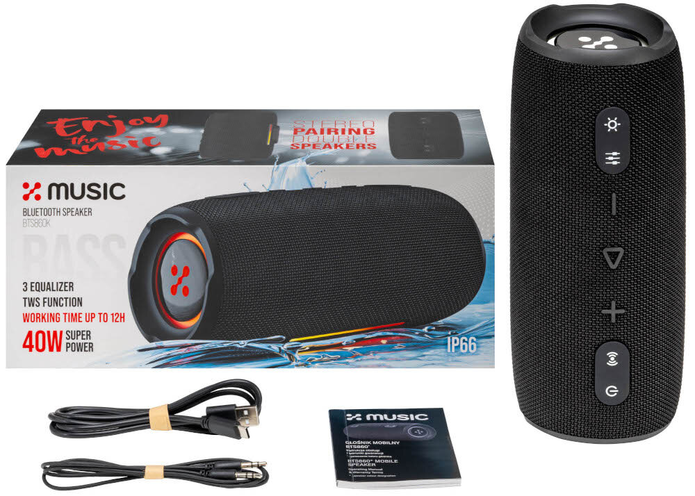 Na obrazie widoczny jest czarny głośnik mobilny z przyciskami oraz jego opakowanie z napisem \'X MUSIC BLUETOOTH SPEAKER BTS860\'. Obok znajdują się kable i instrukcja obsługi.