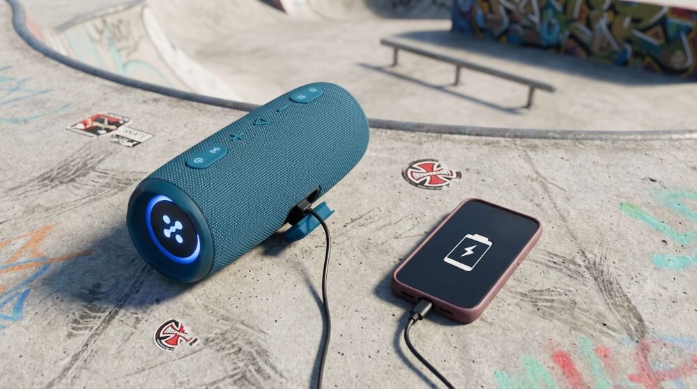 XMUSIC BTS860 - głośnik stojący na betonowej wylewce z podłączonym do ładowania smartfonem