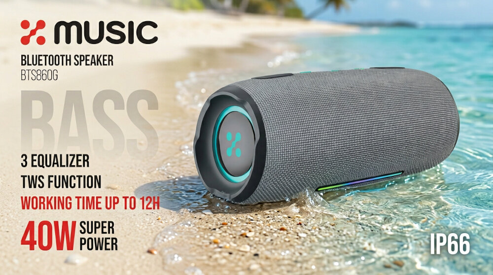 Głośnik mobilny leży na piaszczystej plaży przy brzegu morza. Widoczny tekst: \'MUSIC Bluetooth Speaker BTS860G BASS 3 Equalizer TWS Function Working Time Up to 12H 40W Super Power IP66\'.