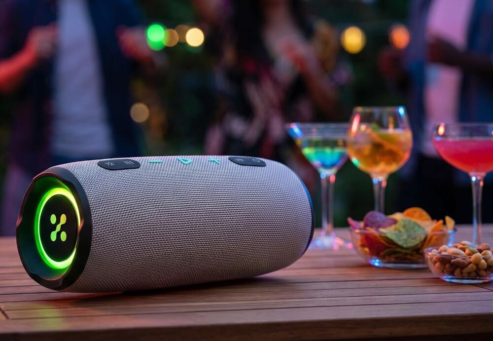 XMUSIC BTS860 - głośnik sotjący na stoliku obok kieliszków do wina
