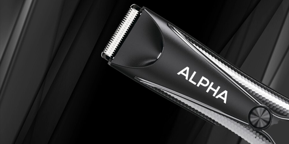 Na obrazie widoczna jest strzyżarka z napisem ALPHA na obudowie. Tło jest ciemne i ma geometryczne wzory.