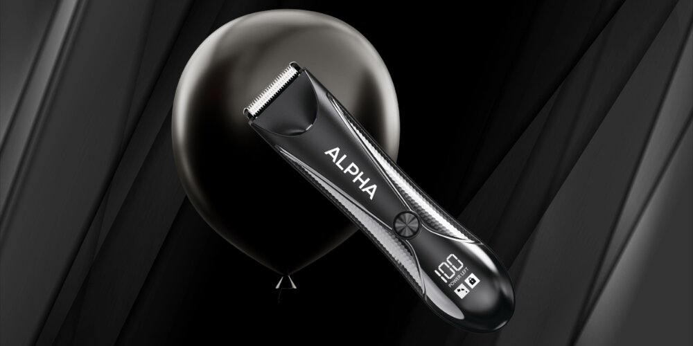 Na obrazie widoczna jest strzyżarka z napisem \'ALPHA\' na tle czarnego balonu. Urządzenie ma wyświetlacz pokazujący \'100\' oraz dwa symbole poniżej.