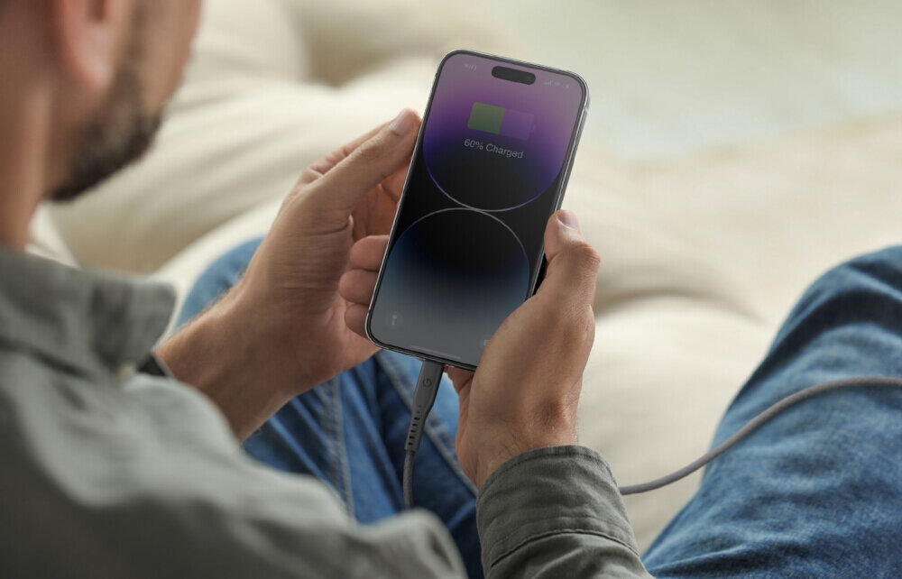 ENERGEA Flow MFi Power Delivery 3.1 60 W 3A szybkie ładowanie iPhone’ów, iPadów i AirPods chip C94 MFi Apple transfer danych z prędkością 480 Mb/s - kabel podłączony do telefonu