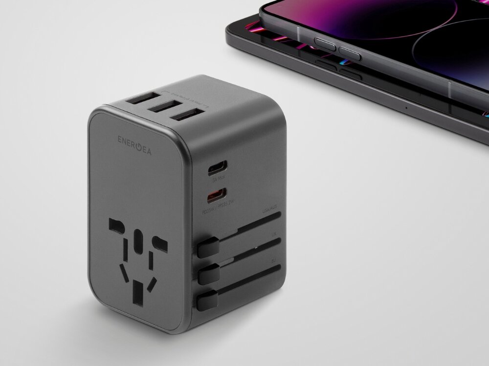 Adapter podróżny ENERGEA TravelWorld Adapter 3 x USB-A 2 x USB-C (Globalny),  bezpiecznik, przesłony, torby, etui, na białym tle adapter wraz z laptopem
