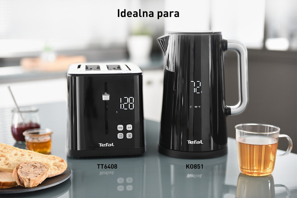 Na obrazie widoczny jest czarny toster z wyświetlaczem i czajnik elektryczny, oba z logo Tefal. Nad produktami znajduje się napis \'Idealna para\'.