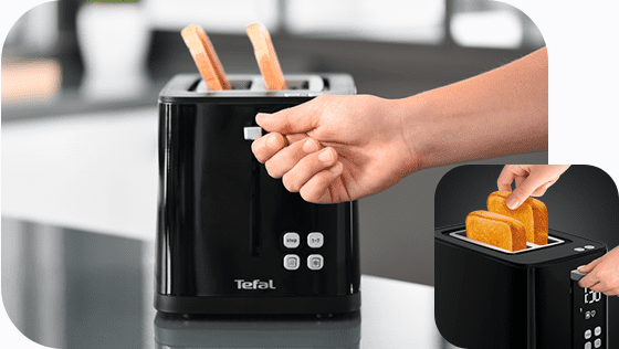 Czarny toster z logo \'Tefal\' na blacie kuchennym, z dwoma kromkami chleba w środku. Obok widoczna jest ręka naciskająca przycisk na tosterze.