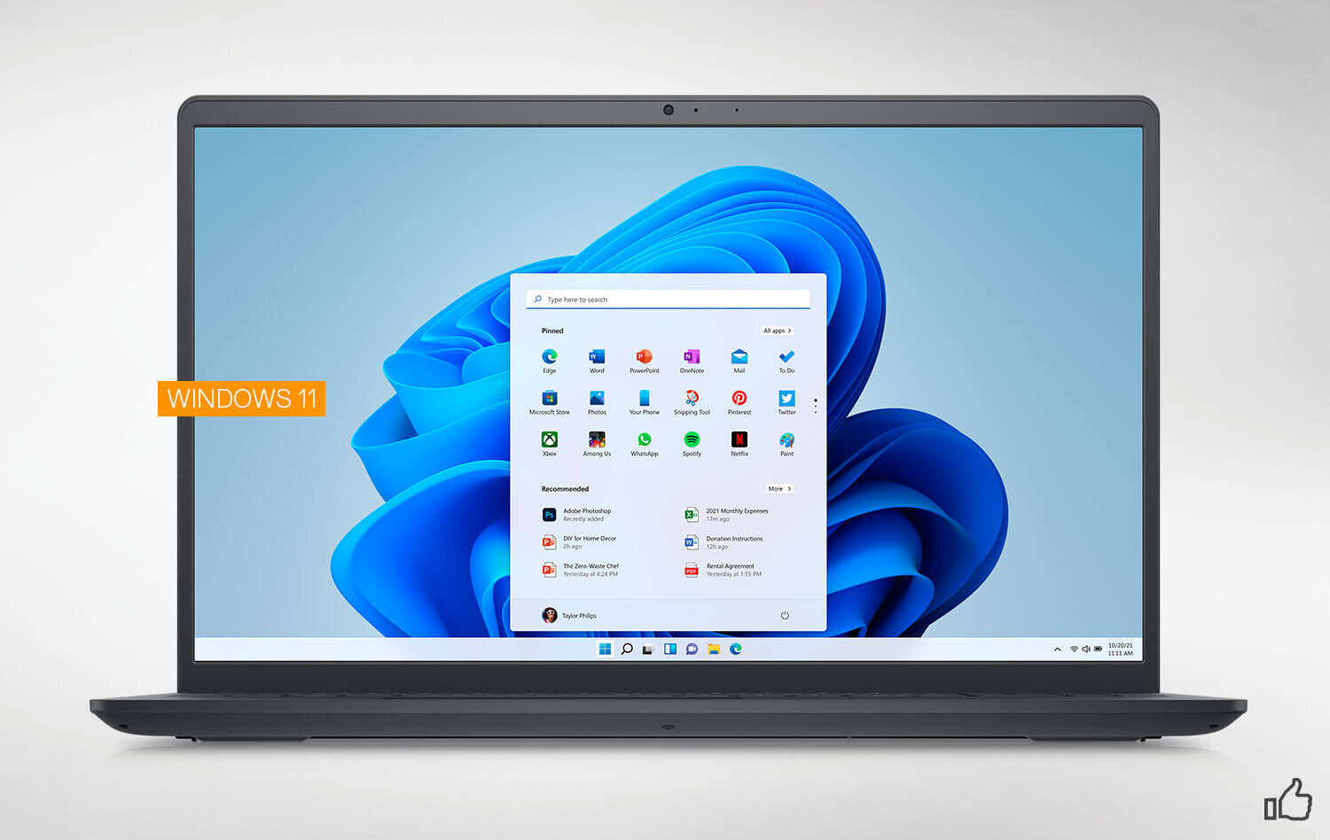 Laptop z wyświetlonym ekranem systemu Windows 11, na którym widoczny jest pulpit z ikonami aplikacji. Po lewej stronie ekranu znajduje się pomarańczowy napis \'WINDOWS 11\'.