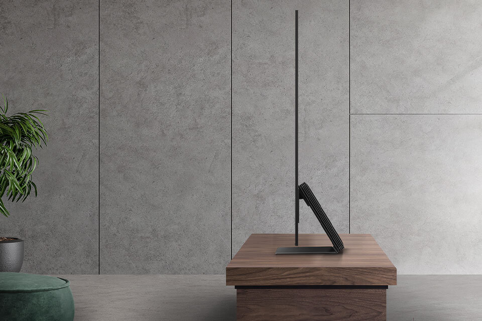 Niezwykle smukły telewizor Samsung OLED S95C jest elegancki i nowoczesny Niezwykle smukły telewizor Samsung OLED S95C jest elegancki i nowoczesny