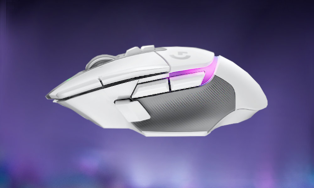 Biała mysz komputerowa z widocznym logo \'G\' i podświetleniem RGB. Tło jest rozmyte w odcieniach fioletu i niebieskiego.