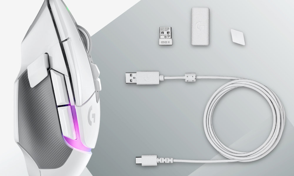 Na obrazie widoczna jest biała mysz komputerowa z kilkoma przyciskami i podświetleniem, obok której znajdują się akcesoria: odbiornik USB oznaczony \'G502 X\', kabel USB oraz dwa małe elementy z logo \'G\'.