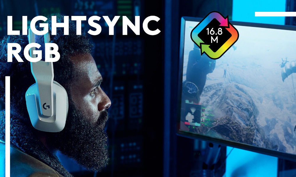 Osoba nosi białe słuchawki z logo \'G\' i patrzy na ekran komputera z grą. Na obrazie widoczny jest tekst \'LIGHTSYNC RGB\' oraz symbol z napisem \'16.8 M\'.