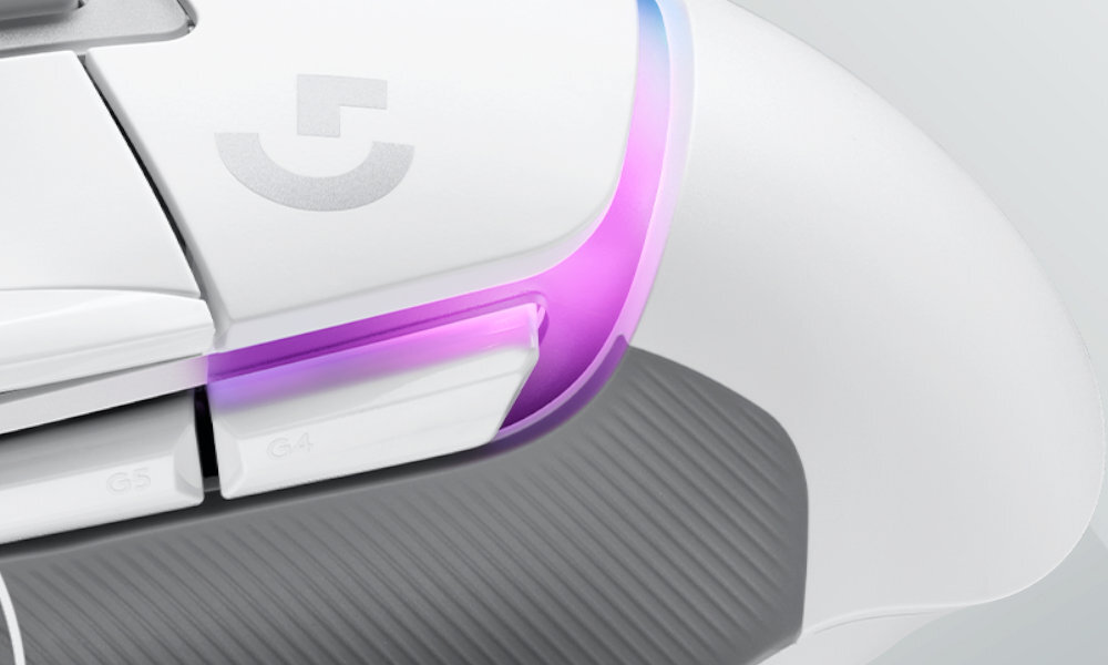 Zbliżenie na białą mysz komputerową z widocznym logo \'G\' oraz podświetleniem w kolorze fioletowym. Na przyciskach widoczne są oznaczenia \'G5\' i \'G4\'.