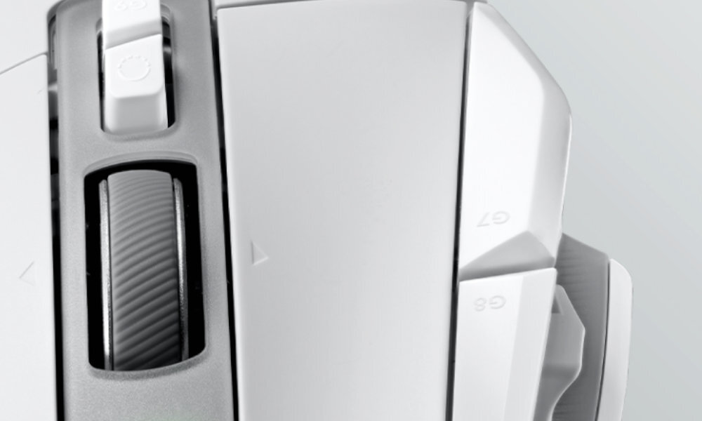 Zbliżenie na białą mysz komputerową z widocznym przyciskiem i rolką przewijania. Na powierzchni myszy widoczne są oznaczenia \'G7\' i \'G8\'.