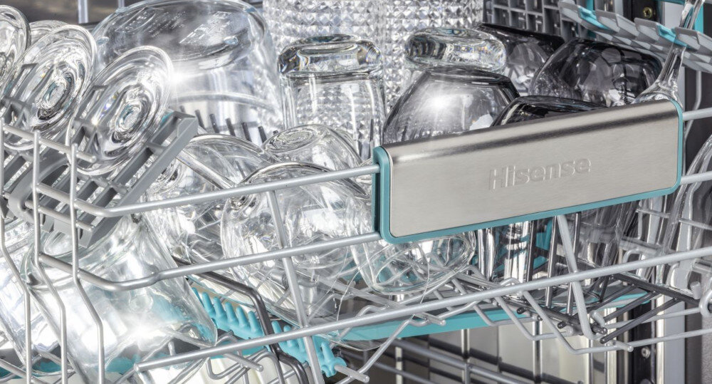 Zmywarka HISENSE HV673B66 zdjęcie lifestyle szuflada pełna szklanki kubki system Ochrony szkła delikatne naczynia kieliszki kryształy mycie bez uszkodzenia