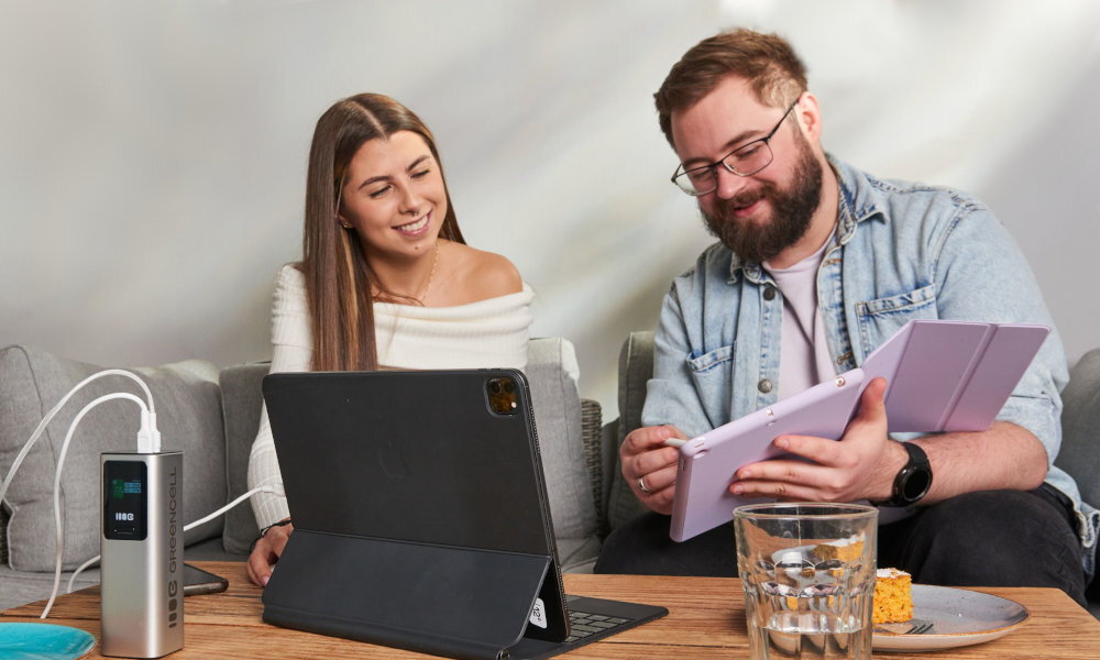 GREENCELL PowerPlay Ultra ochronę przed przegrzaniem, zwarciem, przeciążeniem, przeładowaniem i skokami napięcia- powerbank na stole