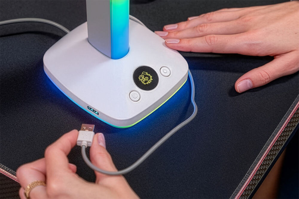 MAD DOG HPS800W Zbliżenie na podstawę stojaka MAD DOG. Ręka podłącza wtyczkę USB do jednego z portów (USB Hub) w stojaku