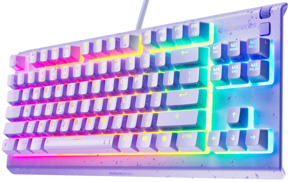 Klawiatura STEELSERIES Apex 3 TKL US Lawendowy prezentacja klawiatury od przodu pod kątem na białym tle krople wody na klawiaturze IP32 odporna na pył i zachlapania zapobieganie uszkodzeniom