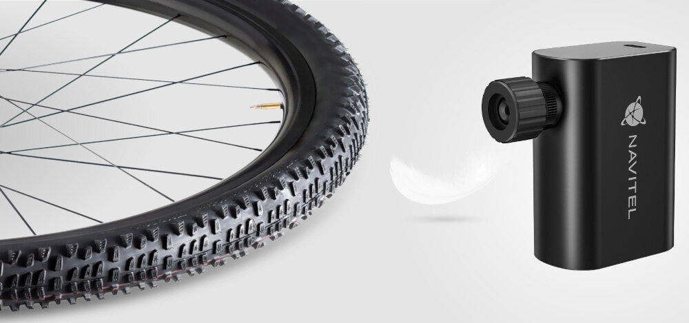 Pompka rowerowa NAVITEL Air12 Mini jasne tło pompka na zdjęciu obok leży koło od roweru wsparcie pompowania kół piłek