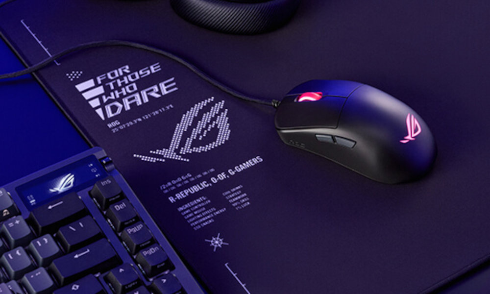ASUS ROG Harpe Mini Core czujnik optyczny 12 000 DPI prędkość maksymalna 300 IPS przyspieszenie 35 G - mysz z podświetleniem, umieszczona na stylowej podkładce oraz w pobliżu nowoczesnej klawiatury i akcesoriów dla graczy