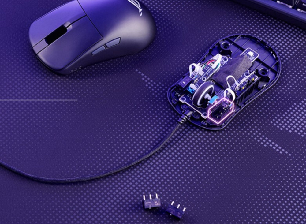 ASUS ROG Harpe Mini Core przełącznikom ROG Micro Switch II żywotność do 100 milionów kliknięć - Wnętrze myszki na podkładce gamingowej, widoczne szczegóły elementów elektronicznych i wymienne mikroprzełączniki