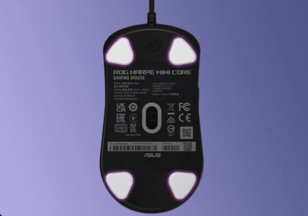 ASUS ROG Harpe Mini Core Ślizgacze 100% z teflonu (PTFE) zaokrąglonych krawędziach dodatkowy komplet stopek - Widok spodu przewodowej myszki gamingowej, widoczne duże ślizgacze PTFE i naklejki z oznaczeniami technicznymi