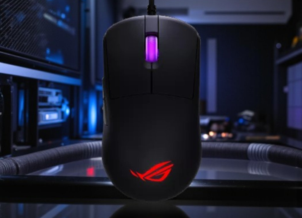 ASUS ROG Harpe Mini Core Wbudowany system kontroli zmianę DPI, częstotliwości odpytywania czy reset urządzenia bez potrzeby korzystania z oprogramowania - Przewodowa myszka gamingowa z podświetlanym rolką i logo, sfotografowana na tle zestawu komputerowego