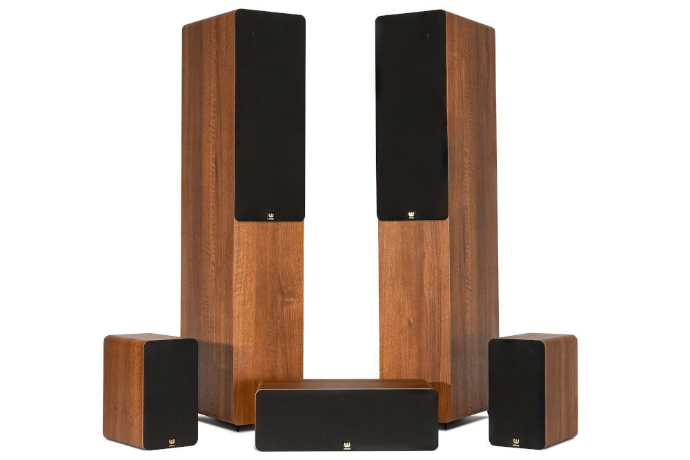 WILSON Scenix 5.0 wykończenie Anthracite Black Walnut dopasowanie wnętrza, głośniki po skosie na białym tle