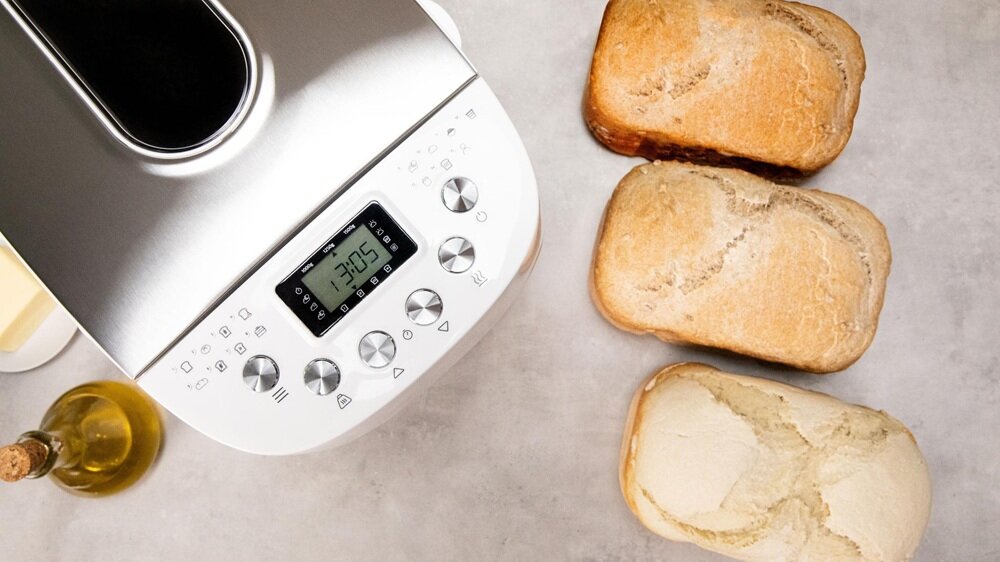 Wypiekacz do chleba CECOTEC Chleb&Co 1500 PerfectCook urządzenie  bliska obok wypieków na blacie kuchennym, 15 automatycznych programów, intuicyjny ekran LCD