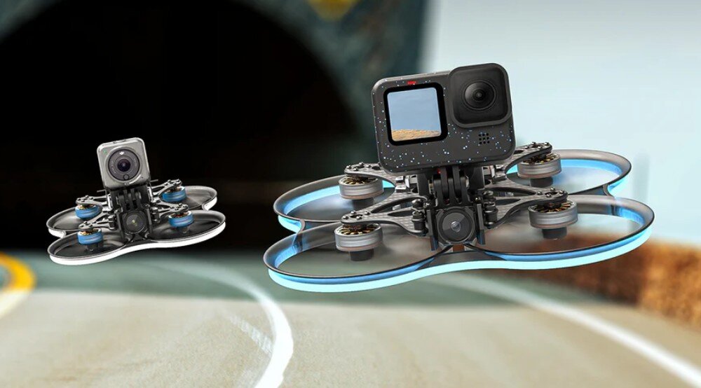 Dron BETAFPV Pavo35 Dwa drony z podświetleniem LED lecące w tunelu, z których jeden jest wyraźnie mniejszy od drugiego